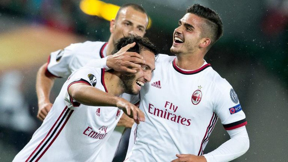 Andre Silva merayakan gol bersama Hakan Calhanoglu (Foto: AFP PHOTO / APA / GEORG HOCHMUTH / Austria OUT)