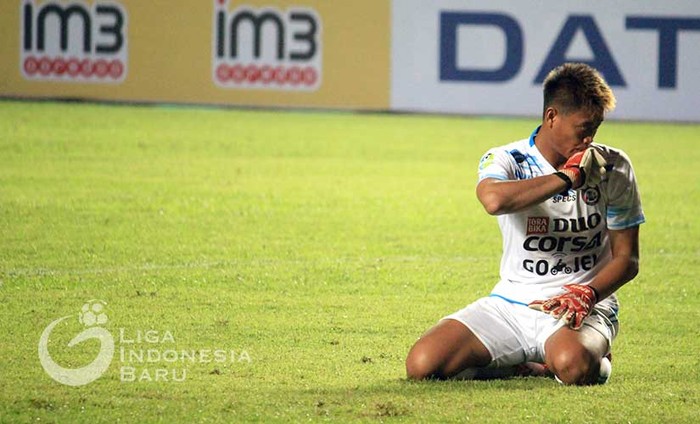 Aksi Kurnia Meiga di pertandingan Liga Indonesia