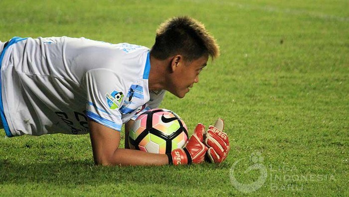 Aksi Kurnia Meiga di pertandingan Liga Indonesia