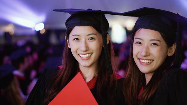 10 Potret Kembar Cantik dan Pintar yang Viral Karena Lulus Harvard Setahun