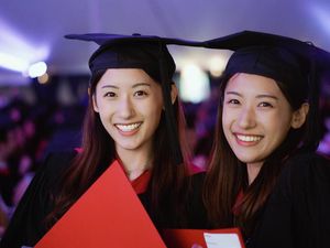 10 Potret Kembar Cantik dan Pintar yang Viral Karena Lulus Harvard Setahun