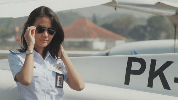 Pesona Mellisa Anggiarti, Pilot Cantik yang Senyumannya Bikin Melayang