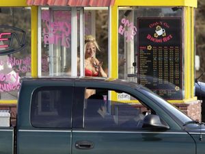 Para Barista Berbikini Ini Perjuangkan Hak Mereka untuk Menyajikan Kopi