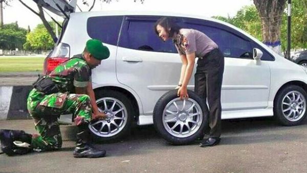 Potret Romantis Prajurit TNI Bantu Polwan Ganti Ban Mobil Bocor