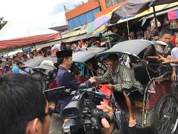 Jokowi Bagi-bagi Sembako ke Tukang Becak di Banjarmasin