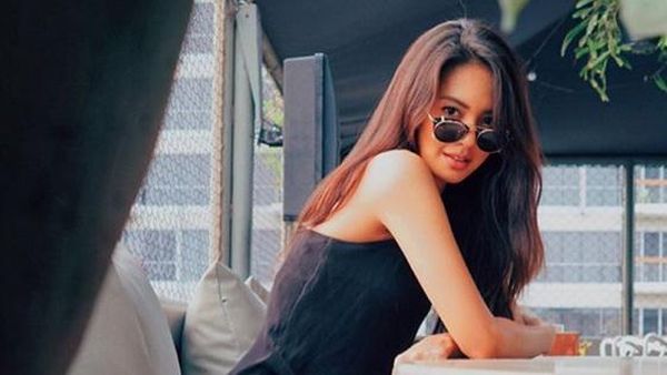 Gaya Aurelie Moeremans dengan Kacamata