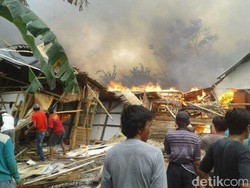 Kebakaran di Kawasan Wisata Pantai Carita, 17 Rumah Ludes Terbakar