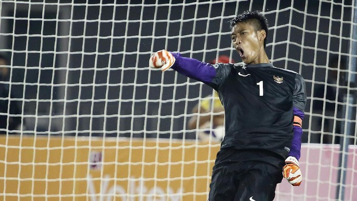 Kurnia Meiga Hermansyah NAY PYI TAW, BURMA - DECEMBER 19: Kurnia Meiga Hermansyah of Indonesia reacts after saving the penalty kick during the semi-final football competition between Indonesia and Malaysia during the 2013 Southeast Asian Games at Zayar Thiri Stadium on December 19, 2013 in Nay Pyi Taw, Myanmar. (Photo by Suhaimi Abdullah/Getty Images)