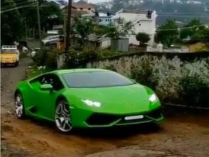 Begini Jadinya Saat Lamborghini Lewat Jalanan Becek