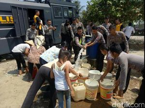 Di Sukabumi, Water Cannon Dipakai Polisi Salurkan Air Bersih