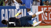 Termasuk saat dia tampil menghadapi Chelsea bersama Indonesia All Star. Meiga terlihat mencoba menghentikan Romelu Lukaku. (Stanley Chou/Getty Images)