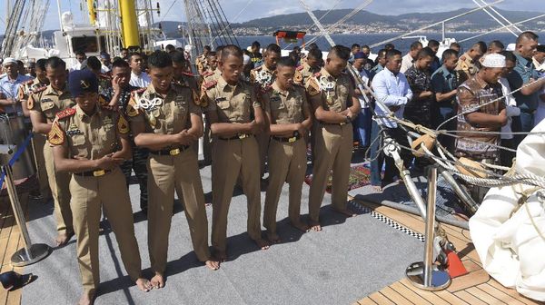 Momen Salat Jumat di KRI Bima Suci yang Bakal Berlayar ke Indonesia