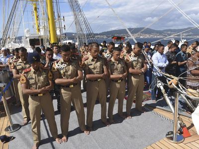 Momen Salat Jumat di KRI Bima Suci yang Bakal Berlayar ke Indonesia