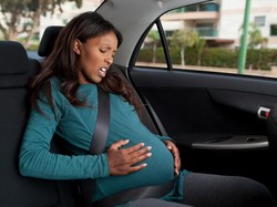 Waduh! Selang Sehari, Dua Wanita Melahirkan di Parkiran Resto Burger King