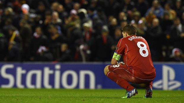 Steven Gerrard terlalu agresif sehingga langsung dapat kartu merah saat baru turun ke lapangan selama 38 detik.