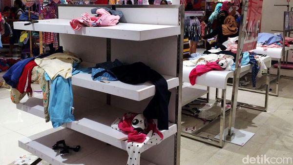 Berantakan, Begini Suasana Matahari Pasaraya Blok M Usai Diserbu Pembeli