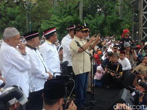 Saat Prabowo Celingukan Cari Kadernya di Aksi Bela Rohingya Saat Prabowo Celingukan Cari Kadernya di Aksi Bela Rohingya