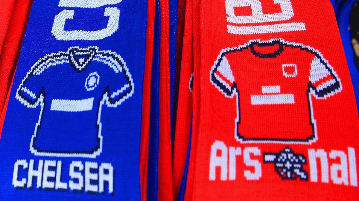 Syal Chelsea dan Arsenal (Foto: Richard Heathcote/Getty Images)
