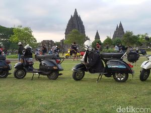 Ketika Ribuan Vespa Lawas Mengerubungi Kaki Candi Prambanan