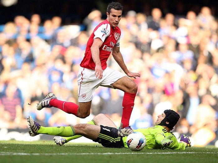 LONDON, ENGLAND - OCTOBER 29:  Robin van Persie (L) of Arsenal goes past goalkeeper Petr Cech to score Arsenal's fourth goal during the Barclays Premier League match between Chelsea and Arsenal at Stamford Bridge on October 29, 2011 in London, England.  (Photo by Ian Walton/Getty Images)