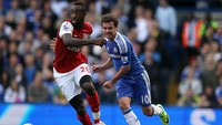 Bek kanan = Johan Djourou. Bek 30 tahun ini membela Arsenal periode 2004–2014 dan terakhir tercatat bermain untuk Antalyaspor di Turki. (Foto: Clive Rose/Getty Images)