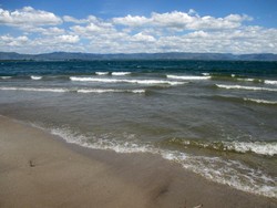 Menikmati Pantai di Danau Toba
