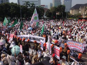 Aksi Bela Rohingya 169 Dibanjiri Massa di Monas Aksi Bela Rohingya 169 Dibanjiri Massa di Monas