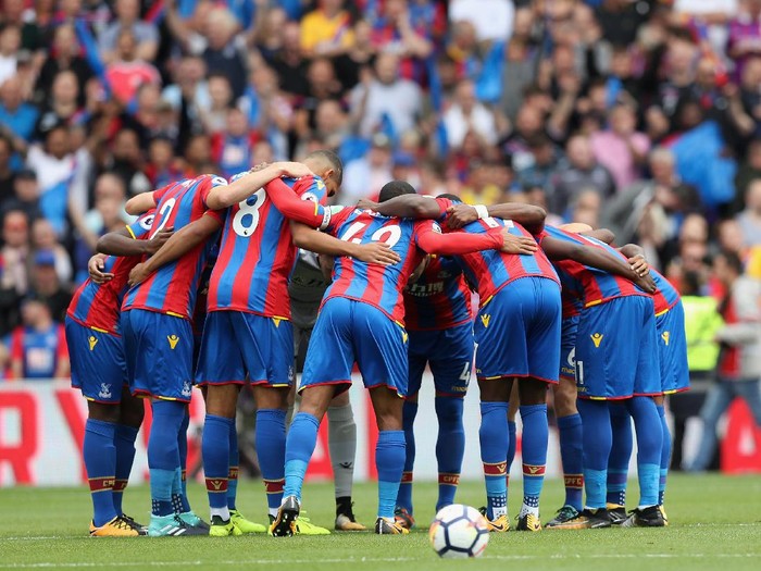LONDON, ENGLAND - AUGUST 12:  The Crystal Palace team group huddle during the Premier League match between Crystal Palace and Huddersfield Town at Selhurst Park on August 12, 2017 in London, England.  (Photo by Christopher Lee/Getty Images)