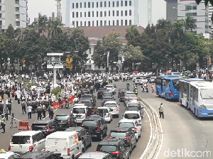 Massa Aksi Bela Rohingya Mulai Bubarkan Diri dari Monas