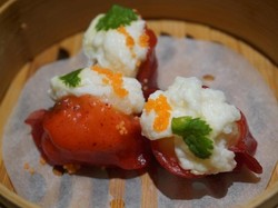 Meracik Dim Sum Fusion dengan Paduan Putih Telur dan Angkak