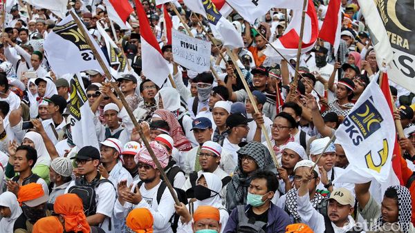 Serba Putih, Ini Penampakan Massa Aksi Bela Rohingya 169