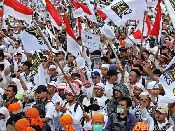 Serba Putih, Ini Penampakan Massa Aksi Bela Rohingya 169