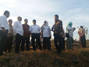 Anggota DPR RI Tinjau Lokasi Pembangunan Bendungan di Bojonegoro Anggota DPR RI Tinjau Lokasi Pembangunan Bendungan di Bojonegoro