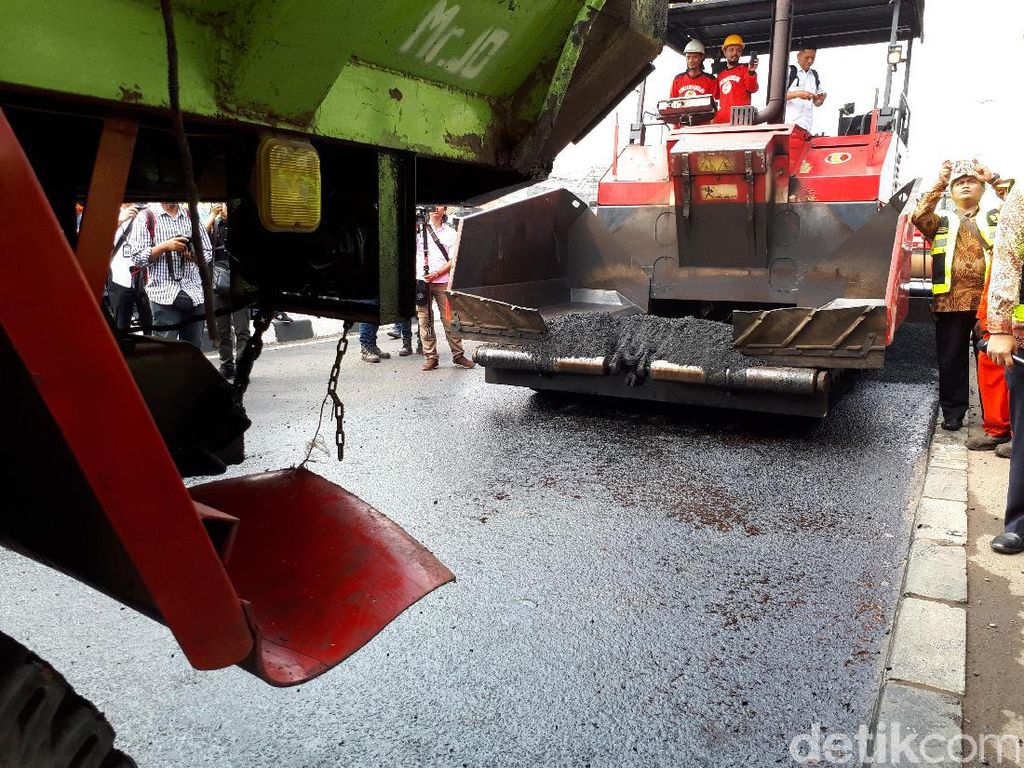 Harga Anjlok, Pemkab Muba Pakai Karet untuk Campuran Aspal Harga Anjlok, Pemkab Muba Pakai Karet untuk Campuran Aspal