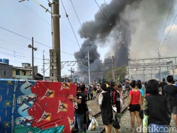 Petugas Masih Berupaya Padamkan Kebakaran di Belakang Alexis