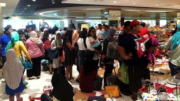 Bakal Ditutup, Matahari Pasaraya Blok M Ramai Antrean