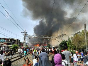 Kebakaran di Belakang Alexis, Warga Berhamburan dan Selamatkan Barang