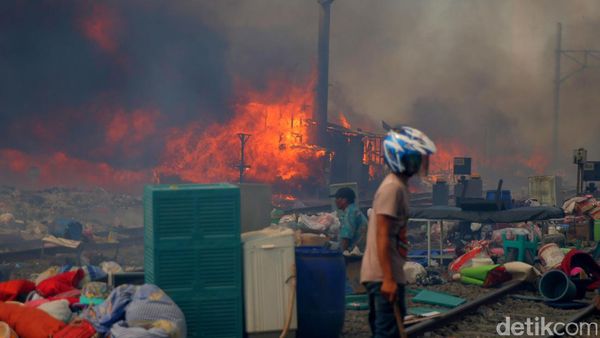 Begini Penampakan Kobaran Api yang Melumat Rumah di Belakang Alexis