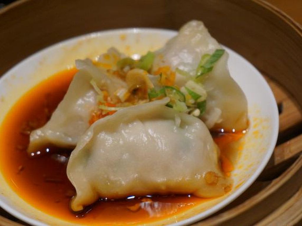 Ini Dia Rahasia Pembuatan Dumpling Ayam dan Sayuran Saus Sichuan