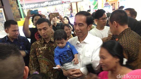 Foto: Gendong Cucu, Presiden Jokowi Bersama Keluarga Main ke Mal