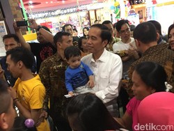 Sembari Gendong Cucu, Jokowi Ajak Keluarga Main ke Mal di Solo