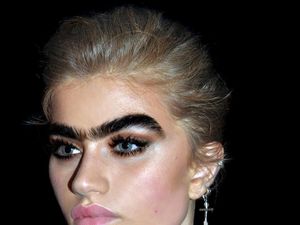 Punya Alis Tebal Seperti Ulat Bulu, Model Ini Dikritik Netizen Punya Alis Tebal Seperti Ulat Bulu, Model Ini Dikritik Netizen