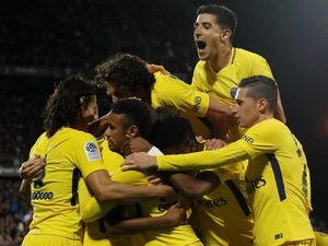 Bintang PSG Ini Beri Jersey ke Fans... di Mobil yang Sedang Melaju