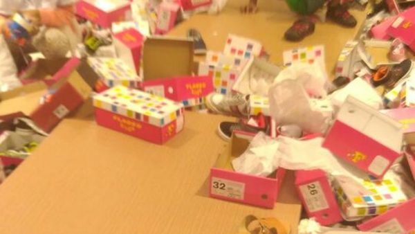 Baju sampai Sepatu Berserakan Saat Pembeli Berburu Diskon di Matahari