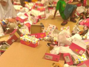 Baju sampai Sepatu Berserakan Saat Pembeli Berburu Diskon di Matahari