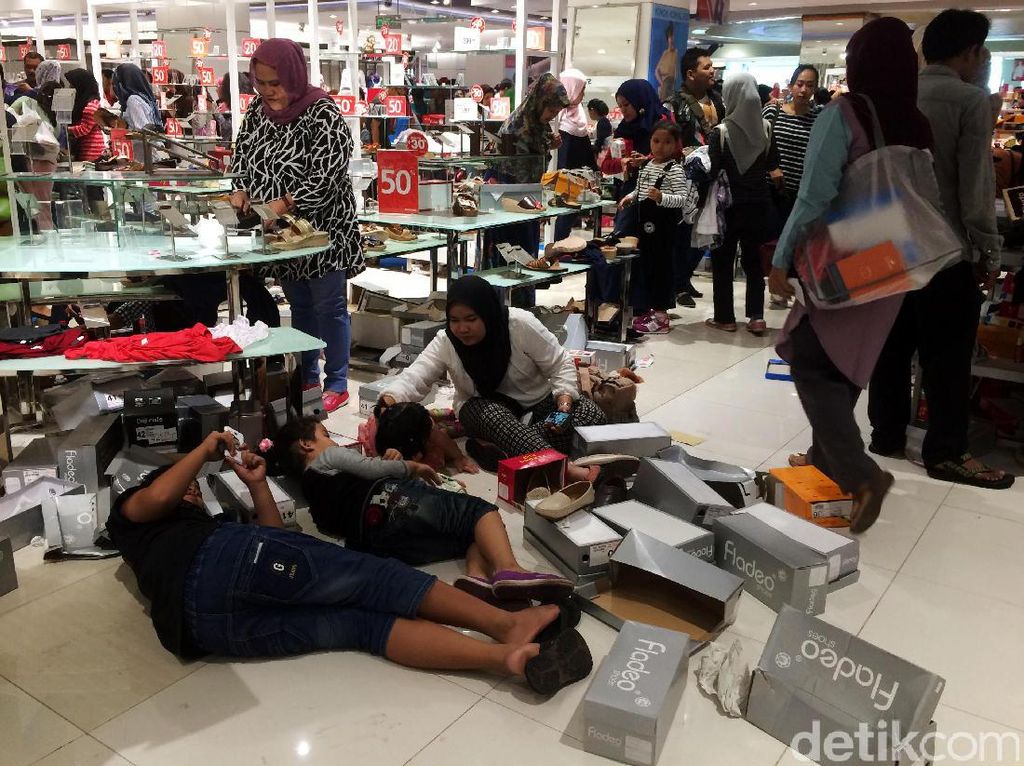 Melihat Para Pemburu Diskon Menyerbu Matahari Manggarai Melihat Para Pemburu Diskon Menyerbu Matahari Manggarai