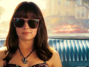 Ini Adegan Soal Indonesia di Girlboss yang Bikin Netizen Heboh Ini Adegan Soal Indonesia di Girlboss yang Bikin Netizen Heboh