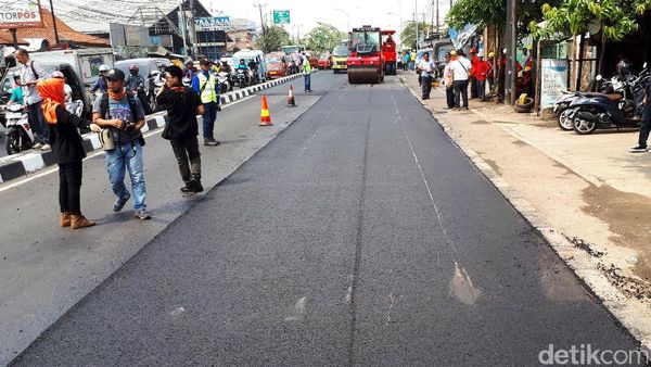 Foto: Ini Dia Aspal Campur Plastik di Bekasi