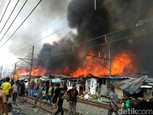 Belum Padam, Petugas Kesulitan ke Lokasi Kebakaran Belakang Alexis