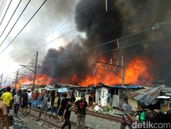 Belum Padam, Petugas Kesulitan ke Lokasi Kebakaran Belakang Alexis